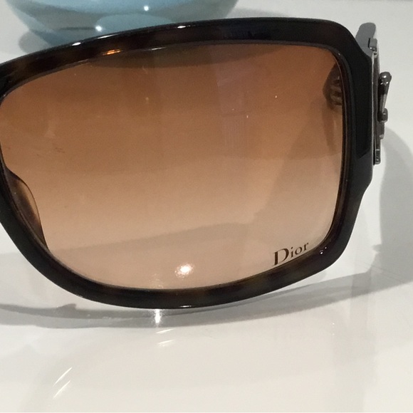 DIOR TORTOISE SUNGLASSES W/ CLASSIC D BUCKLE ON SIDE. WITH CASE. - Picture 6 of 13
